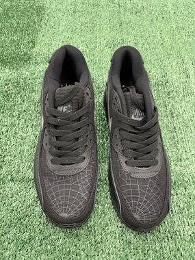 Nike Women’s Black Athletic Sneakers with Subtle Pattern